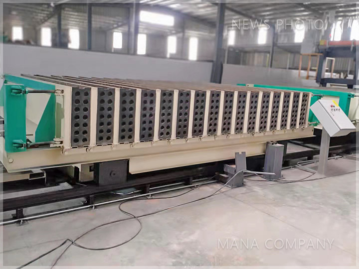 1636968861136062.jpg M03-24型墻板產(chǎn)線-成型主機(jī).jpg